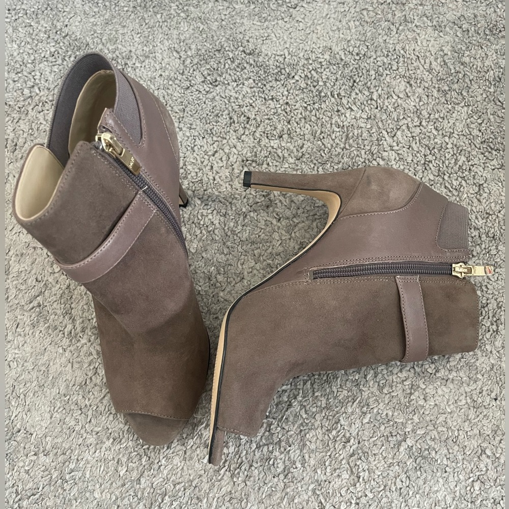 Marc Fisher Women Peep Toe Stiletto Ankle Booties Shimmee Size:8 . Gray Suede